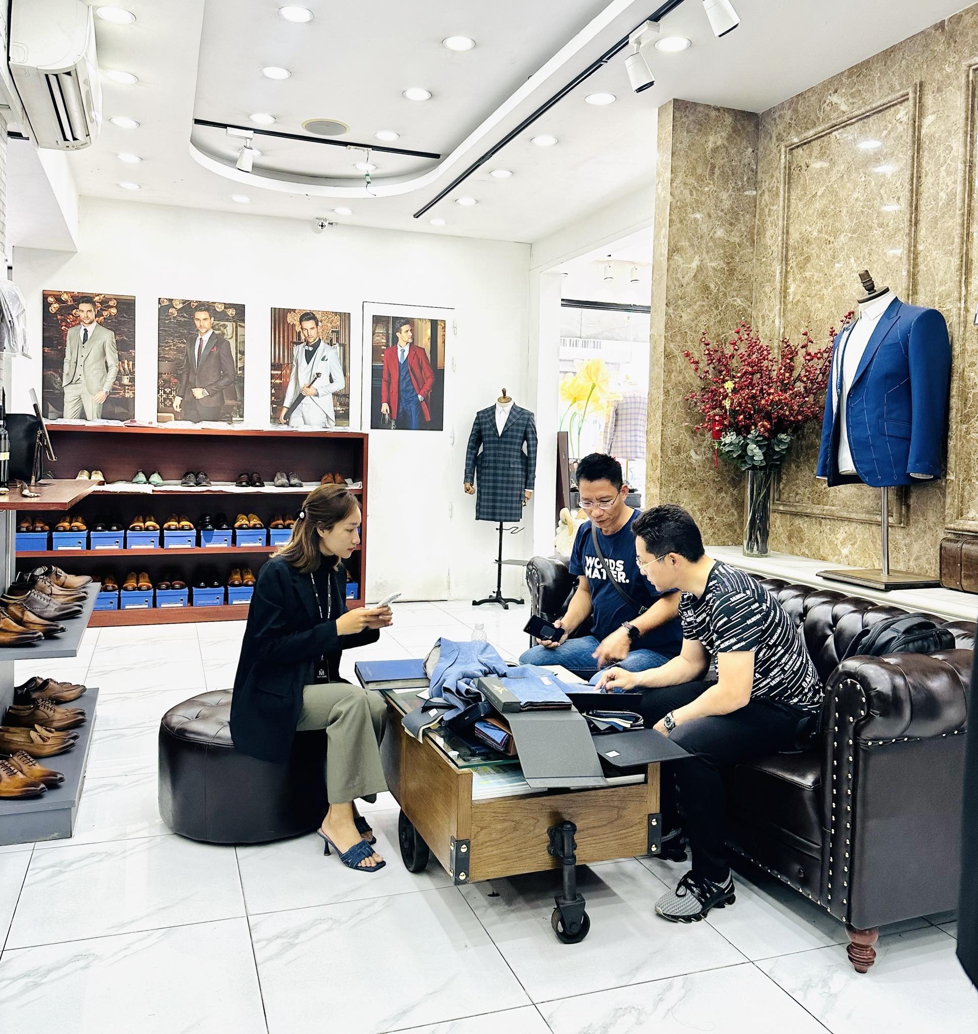 Ngày cuối tuần nhộn nhịp khách hàng mua sắm tại hệ thống cửa hàng Mon Amie.